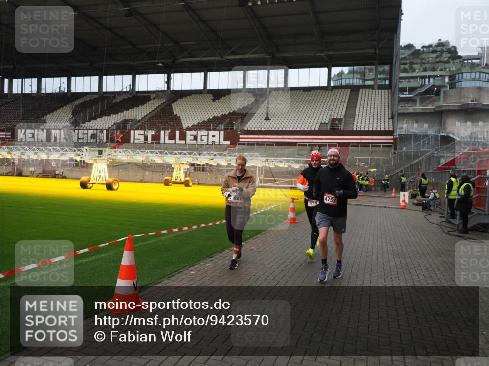 07.12.2025 - St. Pauli X-Mass-Run No. 15 Fabian Wolf http://msf.ph/oto/9423570 07.12.2025 12:01:40 Ziel 1719, 1786, 2987, 2991, 3385, 3463, 3531, 3981, 4753 meine-sportfotos.de