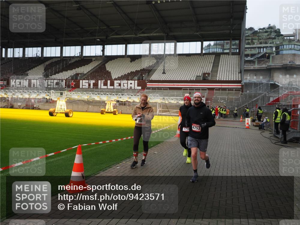 07.12.2025 - St. Pauli X-Mass-Run No. 15 Fabian Wolf http://msf.ph/oto/9423571 07.12.2025 12:01:41 Ziel 1719, 1786, 2987, 2991, 3981, 4753 meine-sportfotos.de