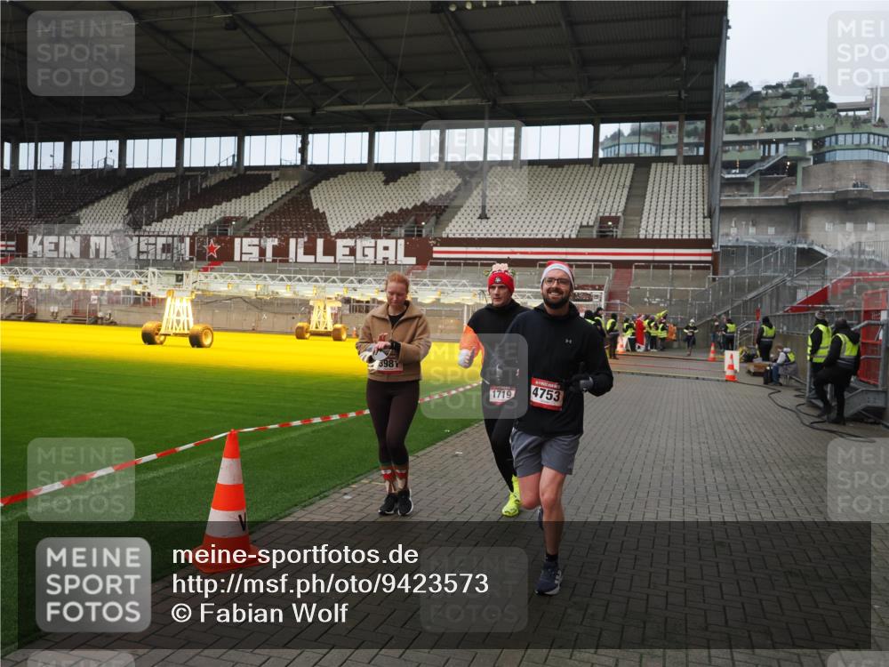 07.12.2025 - St. Pauli X-Mass-Run No. 15 Fabian Wolf http://msf.ph/oto/9423573 07.12.2025 12:01:41 Ziel 1719, 1786, 2987, 2991, 3981, 4753 meine-sportfotos.de