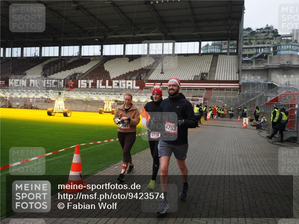 07.12.2025 - St. Pauli X-Mass-Run No. 15 Fabian Wolf http://msf.ph/oto/9423574 07.12.2025 12:01:41 Ziel 1719, 1786, 2987, 2991, 3981, 4753 meine-sportfotos.de