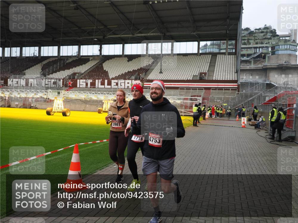 07.12.2025 - St. Pauli X-Mass-Run No. 15 Fabian Wolf http://msf.ph/oto/9423575 07.12.2025 12:01:41 Ziel 1719, 1786, 2987, 2991, 3981, 4753 meine-sportfotos.de