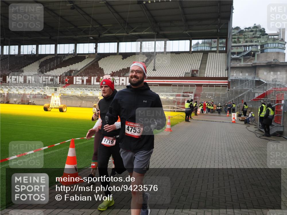07.12.2025 - St. Pauli X-Mass-Run No. 15 Fabian Wolf http://msf.ph/oto/9423576 07.12.2025 12:01:42 Ziel 1719, 1786, 2987, 2991, 3981, 4753 meine-sportfotos.de