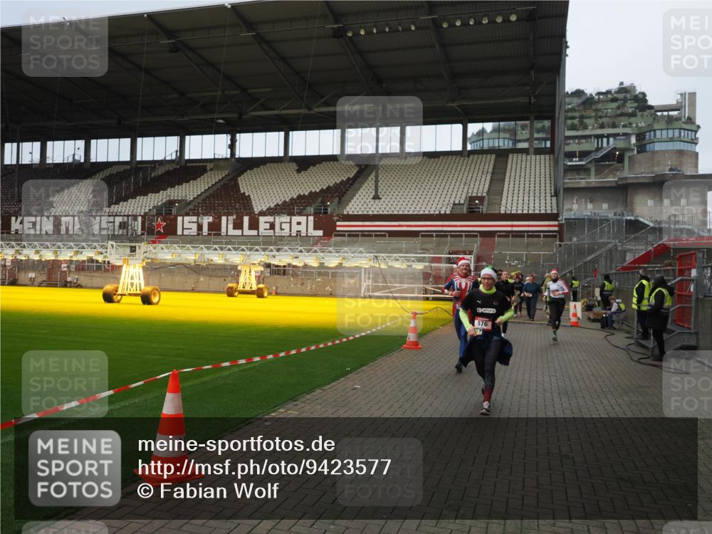 07.12.2025 - St. Pauli X-Mass-Run No. 15 Fabian Wolf http://msf.ph/oto/9423577 07.12.2025 12:01:51 Ziel 576, 926, 928, 933, 1719, 2411, 2539, 2868, 3869, 3981, 4107, 4109, 4753 meine-sportfotos.de