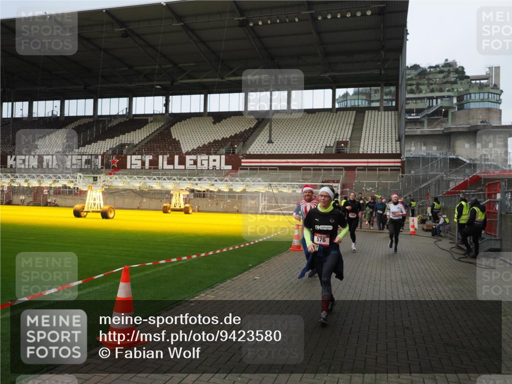 07.12.2025 - St. Pauli X-Mass-Run No. 15 Fabian Wolf http://msf.ph/oto/9423580 07.12.2025 12:01:52 Ziel 576, 926, 928, 933, 1719, 2411, 2539, 2868, 3869, 4107, 4109, 4369, 4370, 4753 meine-sportfotos.de