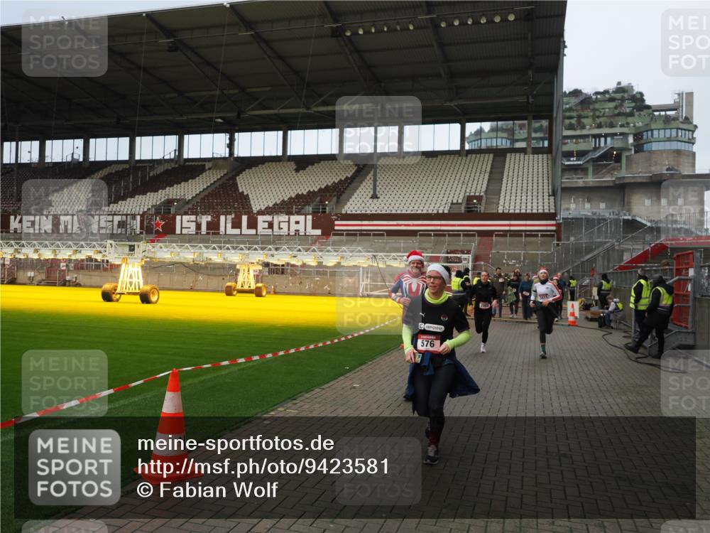 07.12.2025 - St. Pauli X-Mass-Run No. 15 Fabian Wolf http://msf.ph/oto/9423581 07.12.2025 12:01:52 Ziel 576, 926, 928, 933, 1719, 2411, 2539, 2868, 3869, 4107, 4109, 4369, 4370, 4753 meine-sportfotos.de