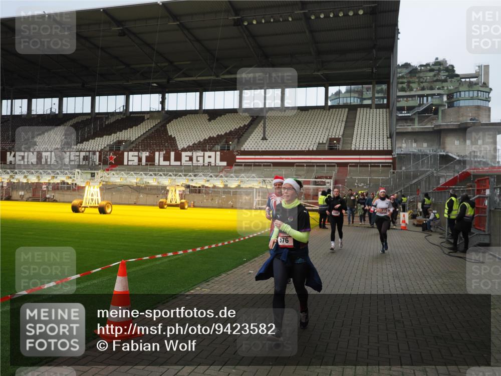 07.12.2025 - St. Pauli X-Mass-Run No. 15 Fabian Wolf http://msf.ph/oto/9423582 07.12.2025 12:01:52 Ziel 576, 926, 928, 933, 1719, 2411, 2539, 2868, 3869, 4107, 4109, 4369, 4370, 4753 meine-sportfotos.de