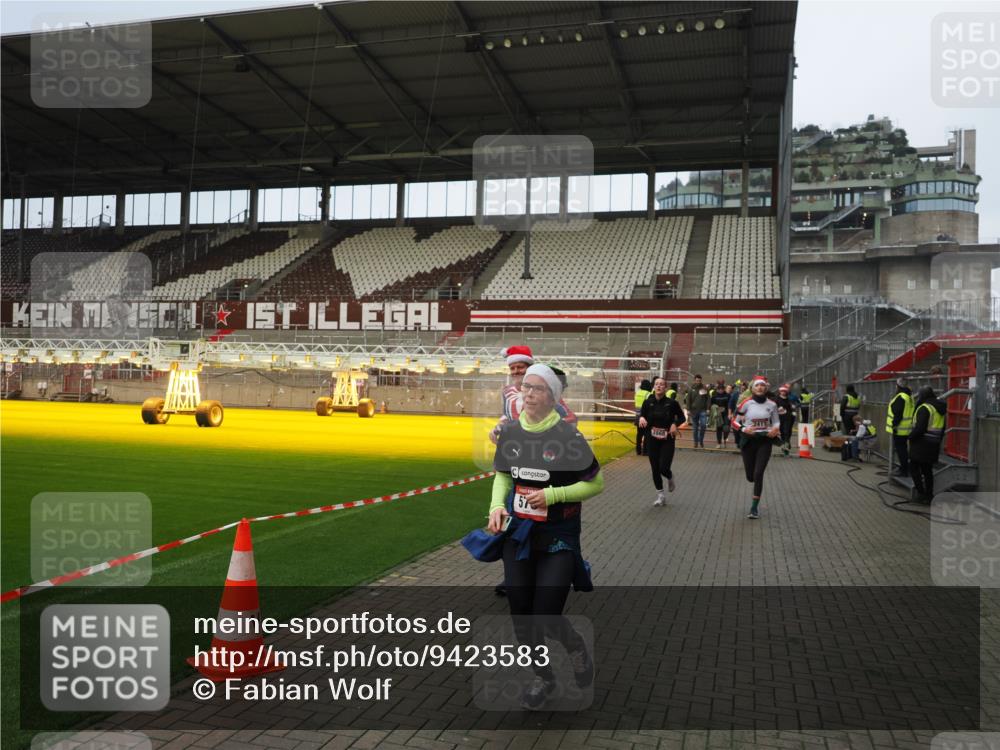 07.12.2025 - St. Pauli X-Mass-Run No. 15 Fabian Wolf http://msf.ph/oto/9423583 07.12.2025 12:01:53 Ziel 576, 926, 928, 933, 1719, 2411, 2539, 2868, 3869, 4107, 4109, 4156, 4369, 4370, 4753 meine-sportfotos.de