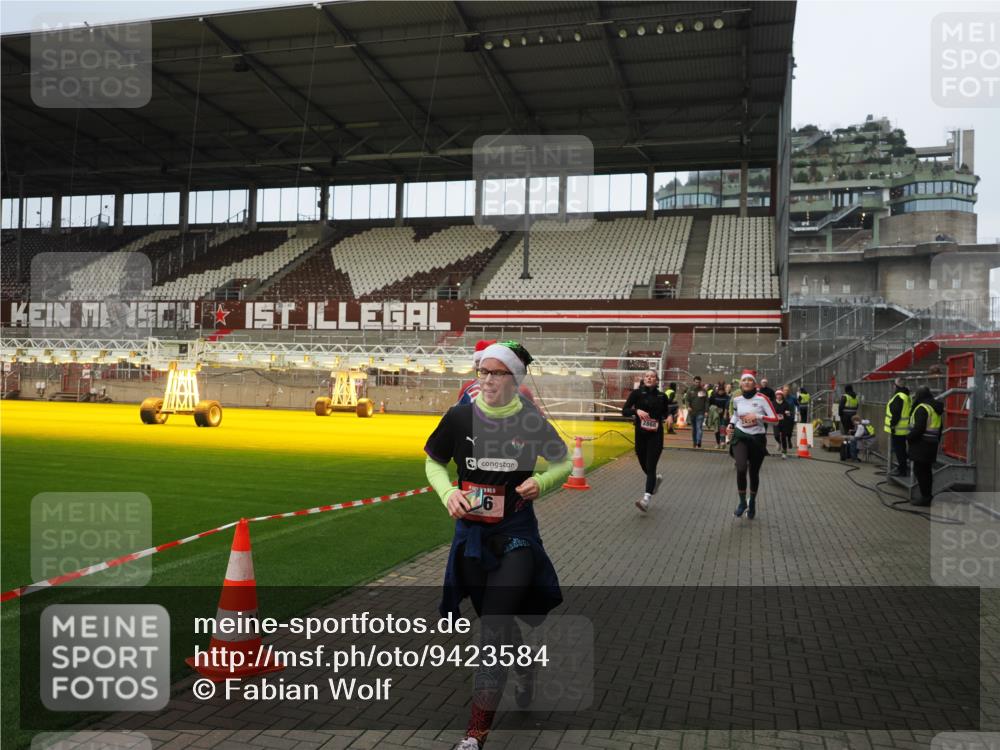 07.12.2025 - St. Pauli X-Mass-Run No. 15 Fabian Wolf http://msf.ph/oto/9423584 07.12.2025 12:01:53 Ziel 576, 926, 928, 933, 1719, 2411, 2539, 2868, 3869, 4107, 4109, 4156, 4369, 4370, 4753 meine-sportfotos.de