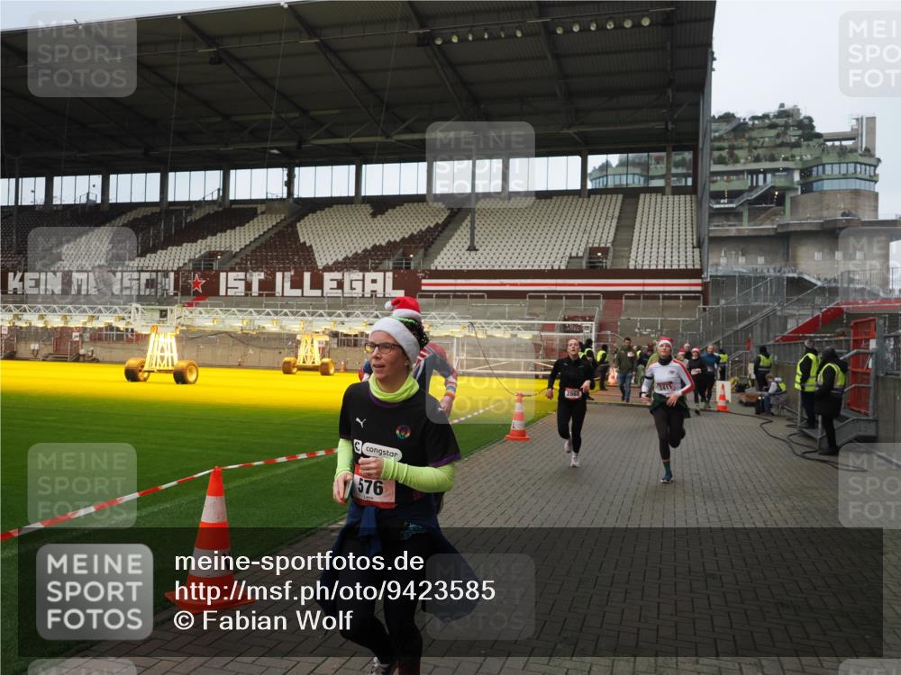 07.12.2025 - St. Pauli X-Mass-Run No. 15 Fabian Wolf http://msf.ph/oto/9423585 07.12.2025 12:01:53 Ziel 576, 926, 928, 933, 1719, 2411, 2539, 2868, 3869, 4107, 4109, 4156, 4369, 4370, 4753 meine-sportfotos.de