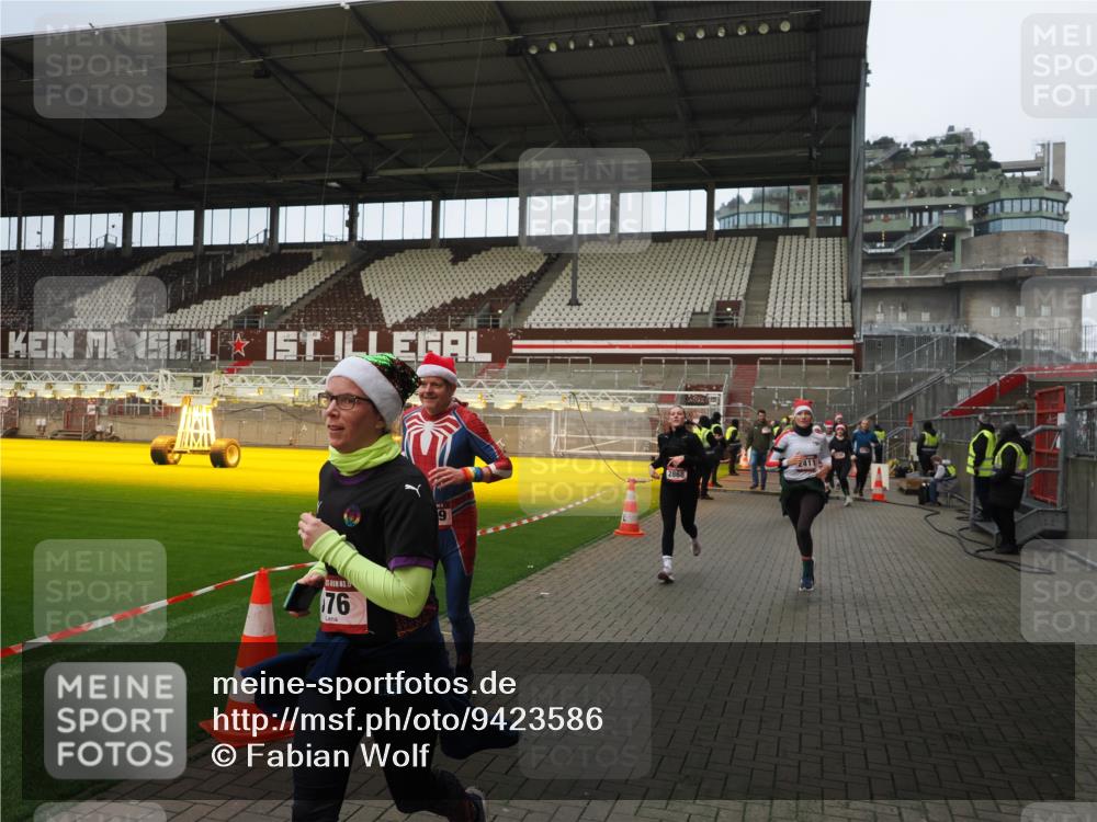07.12.2025 - St. Pauli X-Mass-Run No. 15 Fabian Wolf http://msf.ph/oto/9423586 07.12.2025 12:01:53 Ziel 576, 926, 928, 933, 1719, 2411, 2539, 2868, 3869, 4107, 4109, 4156, 4369, 4370, 4753 meine-sportfotos.de