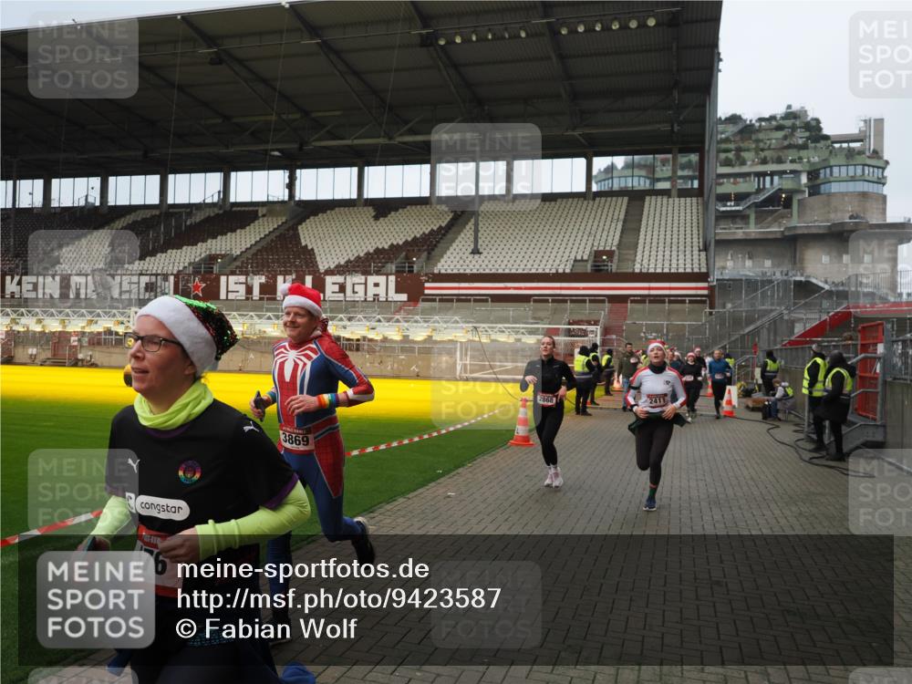 07.12.2025 - St. Pauli X-Mass-Run No. 15 Fabian Wolf http://msf.ph/oto/9423587 07.12.2025 12:01:53 Ziel 576, 926, 928, 933, 1719, 2411, 2539, 2868, 3869, 4107, 4109, 4156, 4369, 4370, 4753 meine-sportfotos.de