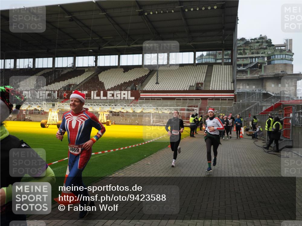 07.12.2025 - St. Pauli X-Mass-Run No. 15 Fabian Wolf http://msf.ph/oto/9423588 07.12.2025 12:01:54 Ziel 576, 926, 928, 933, 1719, 2411, 2539, 2868, 3869, 4107, 4109, 4156, 4369, 4370 meine-sportfotos.de