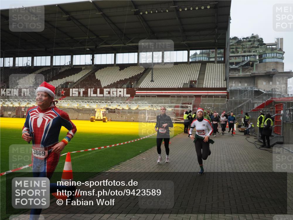 07.12.2025 - St. Pauli X-Mass-Run No. 15 Fabian Wolf http://msf.ph/oto/9423589 07.12.2025 12:01:54 Ziel 576, 926, 928, 933, 1719, 2411, 2539, 2868, 3869, 4107, 4109, 4156, 4369, 4370 meine-sportfotos.de