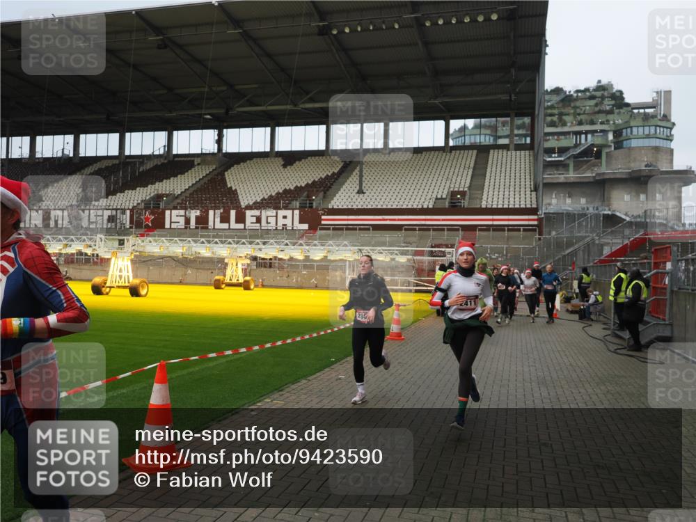 07.12.2025 - St. Pauli X-Mass-Run No. 15 Fabian Wolf http://msf.ph/oto/9423590 07.12.2025 12:01:54 Ziel 576, 926, 928, 933, 1719, 2411, 2539, 2868, 3869, 4107, 4109, 4156, 4369, 4370 meine-sportfotos.de