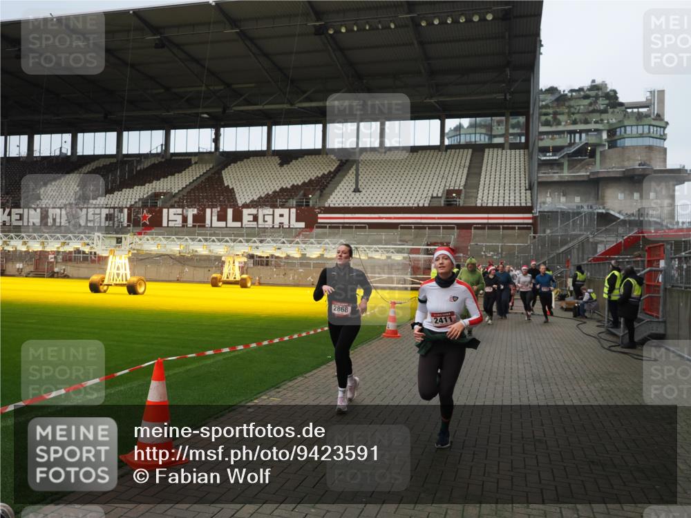 07.12.2025 - St. Pauli X-Mass-Run No. 15 Fabian Wolf http://msf.ph/oto/9423591 07.12.2025 12:01:54 Ziel 576, 926, 928, 933, 1719, 2411, 2539, 2868, 3869, 4107, 4109, 4156, 4369, 4370 meine-sportfotos.de