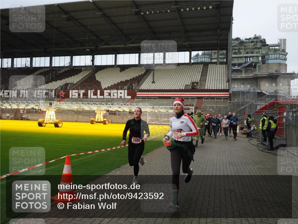07.12.2025 - St. Pauli X-Mass-Run No. 15 Fabian Wolf http://msf.ph/oto/9423592 07.12.2025 12:01:54 Ziel 576, 926, 928, 933, 1719, 2411, 2539, 2868, 3869, 4107, 4109, 4156, 4369, 4370 meine-sportfotos.de