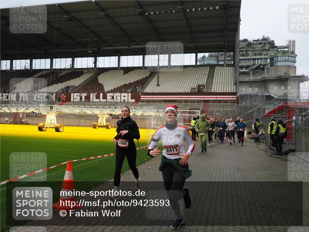 07.12.2025 - St. Pauli X-Mass-Run No. 15 Fabian Wolf http://msf.ph/oto/9423593 07.12.2025 12:01:55 Ziel 576, 926, 928, 933, 1719, 2411, 2539, 2868, 3869, 4107, 4109, 4156, 4369, 4370 meine-sportfotos.de