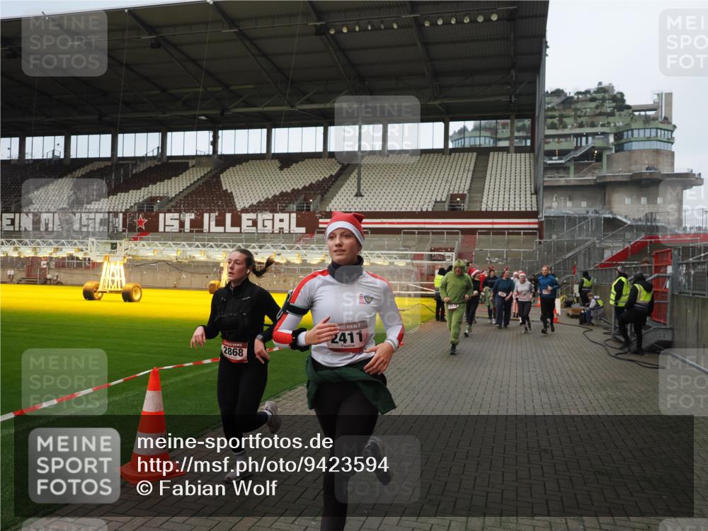07.12.2025 - St. Pauli X-Mass-Run No. 15 Fabian Wolf http://msf.ph/oto/9423594 07.12.2025 12:01:55 Ziel 576, 926, 928, 933, 1719, 2411, 2539, 2868, 3869, 4107, 4109, 4156, 4369, 4370 meine-sportfotos.de