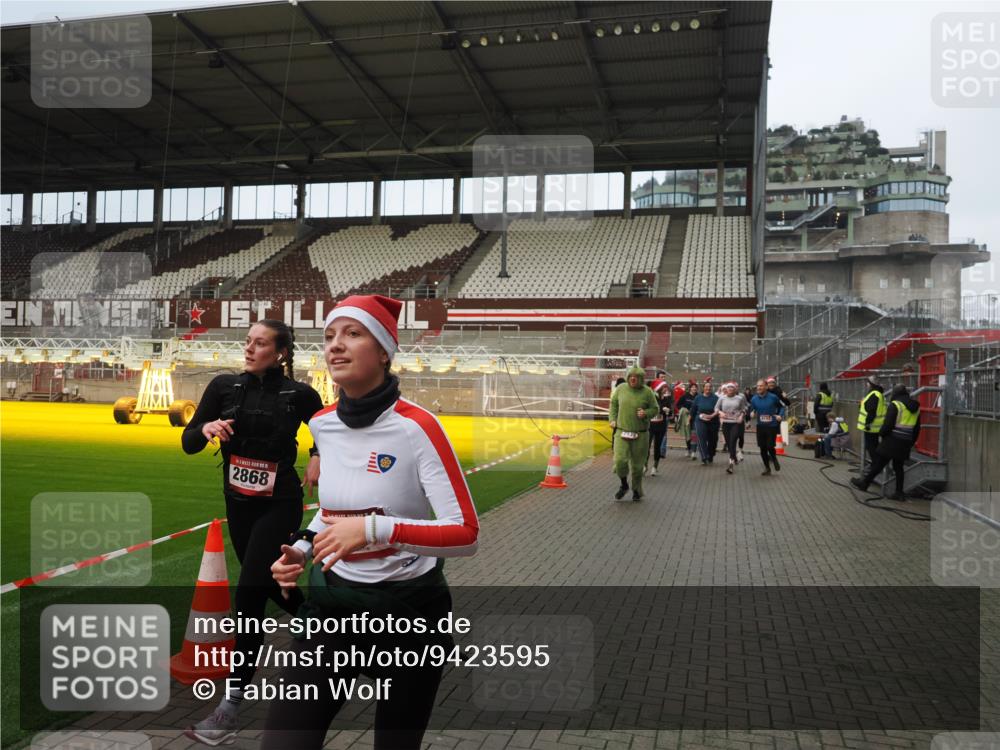 07.12.2025 - St. Pauli X-Mass-Run No. 15 Fabian Wolf http://msf.ph/oto/9423595 07.12.2025 12:01:55 Ziel 576, 926, 928, 933, 1719, 2411, 2539, 2868, 3869, 4107, 4109, 4156, 4369, 4370 meine-sportfotos.de