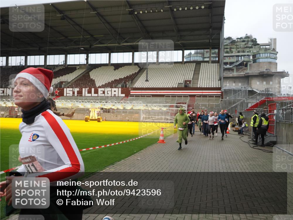07.12.2025 - St. Pauli X-Mass-Run No. 15 Fabian Wolf http://msf.ph/oto/9423596 07.12.2025 12:01:55 Ziel 576, 926, 928, 933, 1719, 2411, 2539, 2868, 3869, 4107, 4109, 4156, 4369, 4370 meine-sportfotos.de