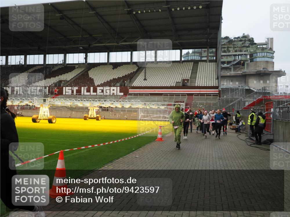 07.12.2025 - St. Pauli X-Mass-Run No. 15 Fabian Wolf http://msf.ph/oto/9423597 07.12.2025 12:01:55 Ziel 576, 926, 928, 933, 1719, 2411, 2539, 2868, 3869, 4107, 4109, 4156, 4369, 4370 meine-sportfotos.de