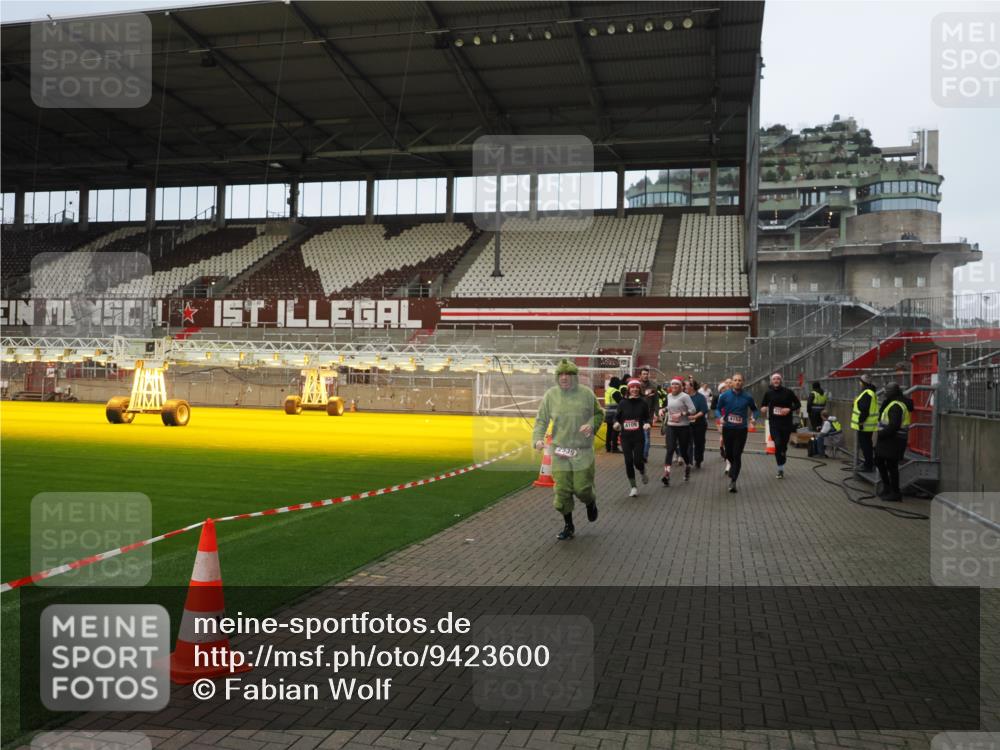 07.12.2025 - St. Pauli X-Mass-Run No. 15 Fabian Wolf http://msf.ph/oto/9423600 07.12.2025 12:01:56 Ziel 576, 926, 928, 933, 2411, 2539, 2868, 3869, 4107, 4109, 4156, 4369, 4370 meine-sportfotos.de