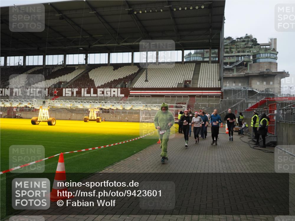 07.12.2025 - St. Pauli X-Mass-Run No. 15 Fabian Wolf http://msf.ph/oto/9423601 07.12.2025 12:01:56 Ziel 576, 926, 928, 933, 2411, 2539, 2868, 3869, 4107, 4109, 4156, 4369, 4370 meine-sportfotos.de
