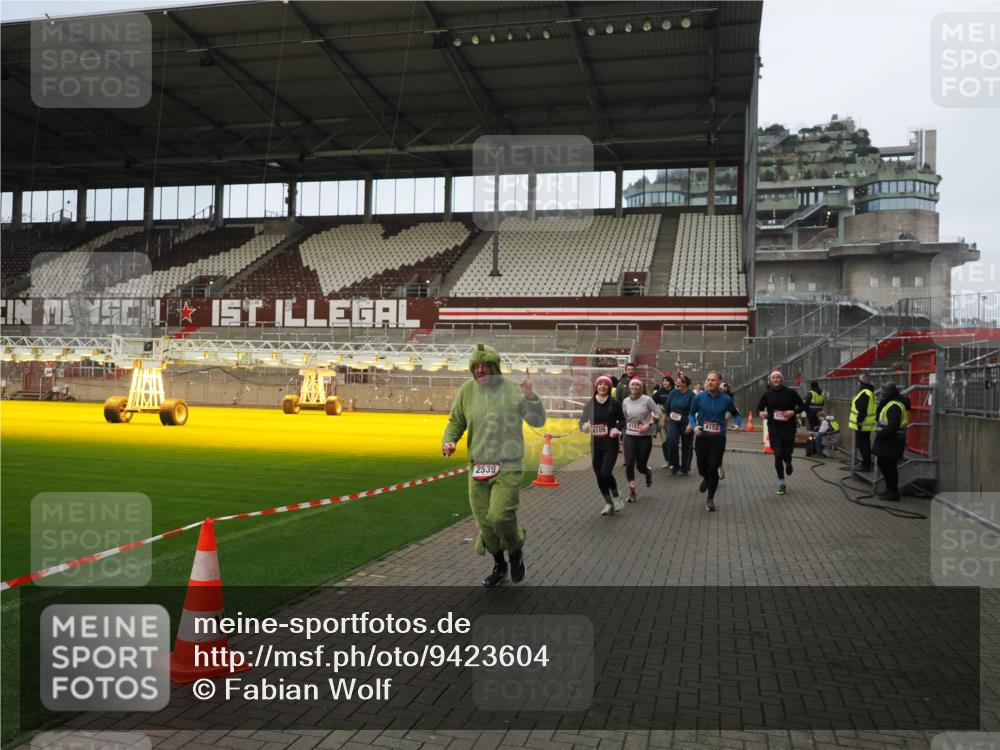 07.12.2025 - St. Pauli X-Mass-Run No. 15 Fabian Wolf http://msf.ph/oto/9423604 07.12.2025 12:01:57 Ziel 576, 926, 928, 933, 2411, 2539, 2868, 3869, 4107, 4109, 4156, 4369, 4370 meine-sportfotos.de