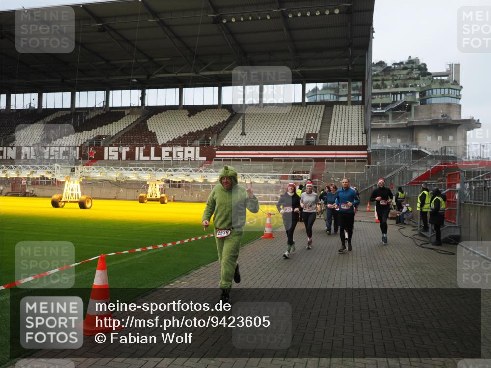 07.12.2025 - St. Pauli X-Mass-Run No. 15 Fabian Wolf http://msf.ph/oto/9423605 07.12.2025 12:01:57 Ziel 576, 926, 928, 933, 2411, 2539, 2868, 3869, 4107, 4109, 4156, 4369, 4370 meine-sportfotos.de