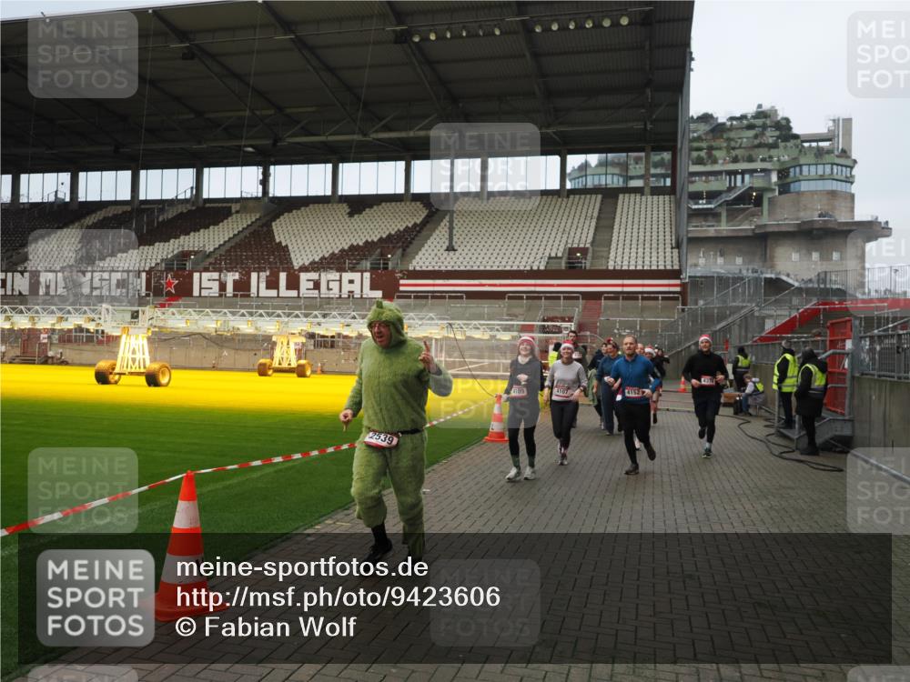 07.12.2025 - St. Pauli X-Mass-Run No. 15 Fabian Wolf http://msf.ph/oto/9423606 07.12.2025 12:01:57 Ziel 576, 926, 928, 933, 2411, 2539, 2868, 3869, 4107, 4109, 4156, 4369, 4370 meine-sportfotos.de