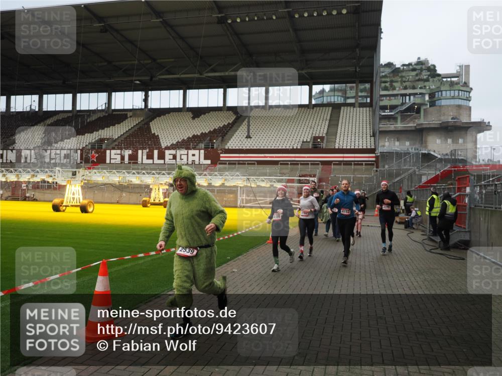 07.12.2025 - St. Pauli X-Mass-Run No. 15 Fabian Wolf http://msf.ph/oto/9423607 07.12.2025 12:01:57 Ziel 576, 926, 928, 933, 2411, 2539, 2868, 3869, 4107, 4109, 4156, 4369, 4370 meine-sportfotos.de