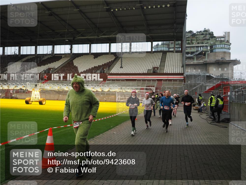 07.12.2025 - St. Pauli X-Mass-Run No. 15 Fabian Wolf http://msf.ph/oto/9423608 07.12.2025 12:01:58 Ziel 576, 926, 928, 933, 2411, 2539, 2868, 3869, 4102, 4107, 4109, 4142, 4156, 4369, 4370 meine-sportfotos.de