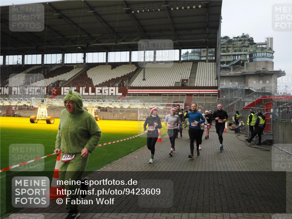 07.12.2025 - St. Pauli X-Mass-Run No. 15 Fabian Wolf http://msf.ph/oto/9423609 07.12.2025 12:01:58 Ziel 576, 926, 928, 933, 2411, 2539, 2868, 3869, 4102, 4107, 4109, 4142, 4156, 4369, 4370 meine-sportfotos.de