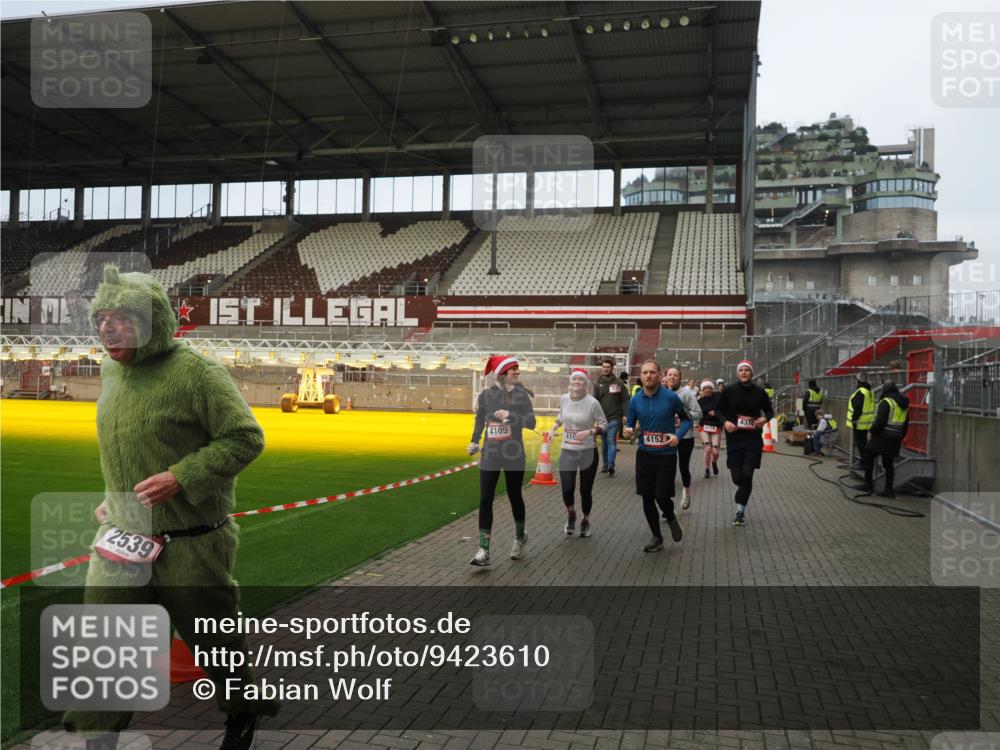 07.12.2025 - St. Pauli X-Mass-Run No. 15 Fabian Wolf http://msf.ph/oto/9423610 07.12.2025 12:01:58 Ziel 576, 926, 928, 933, 2411, 2539, 2868, 3869, 4102, 4107, 4109, 4142, 4156, 4369, 4370 meine-sportfotos.de