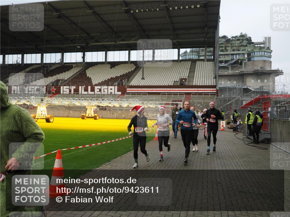 07.12.2025 - St. Pauli X-Mass-Run No. 15 Fabian Wolf http://msf.ph/oto/9423611 07.12.2025 12:01:58 Ziel 576, 926, 928, 933, 2411, 2539, 2868, 3869, 4102, 4107, 4109, 4142, 4156, 4369, 4370 meine-sportfotos.de
