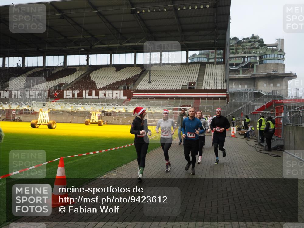 07.12.2025 - St. Pauli X-Mass-Run No. 15 Fabian Wolf http://msf.ph/oto/9423612 07.12.2025 12:01:58 Ziel 576, 926, 928, 933, 2411, 2539, 2868, 3869, 4102, 4107, 4109, 4142, 4156, 4369, 4370 meine-sportfotos.de