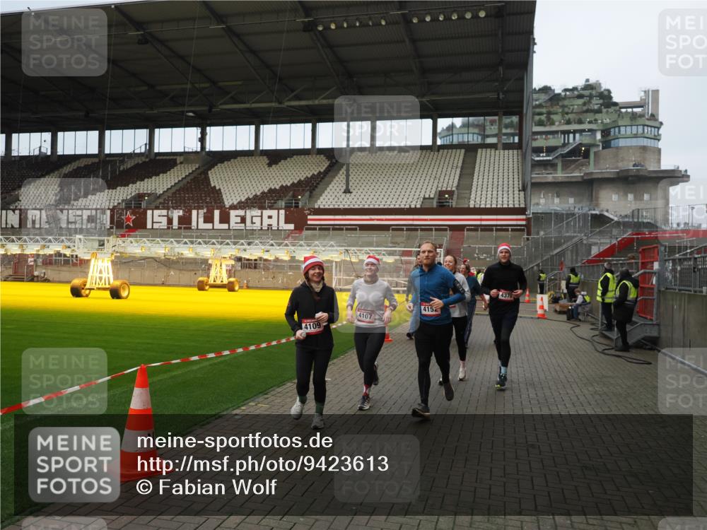 07.12.2025 - St. Pauli X-Mass-Run No. 15 Fabian Wolf http://msf.ph/oto/9423613 07.12.2025 12:01:59 Ziel 576, 926, 928, 933, 2411, 2539, 2868, 3869, 4102, 4107, 4109, 4142, 4156, 4253, 4369, 4370 meine-sportfotos.de