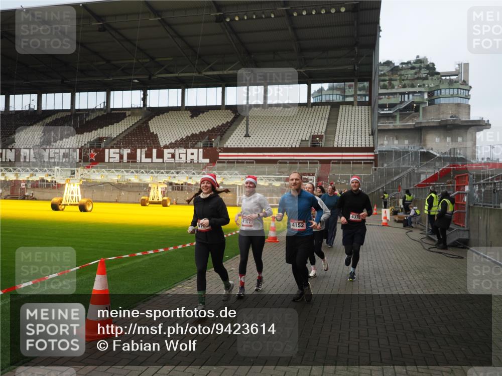 07.12.2025 - St. Pauli X-Mass-Run No. 15 Fabian Wolf http://msf.ph/oto/9423614 07.12.2025 12:01:59 Ziel 576, 926, 928, 933, 2411, 2539, 2868, 3869, 4102, 4107, 4109, 4142, 4156, 4253, 4369, 4370 meine-sportfotos.de