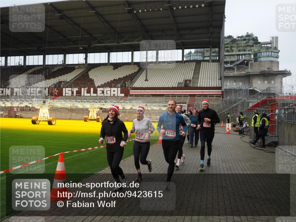 07.12.2025 - St. Pauli X-Mass-Run No. 15 Fabian Wolf http://msf.ph/oto/9423615 07.12.2025 12:01:59 Ziel 576, 926, 928, 933, 2411, 2539, 2868, 3869, 4102, 4107, 4109, 4142, 4156, 4253, 4369, 4370 meine-sportfotos.de