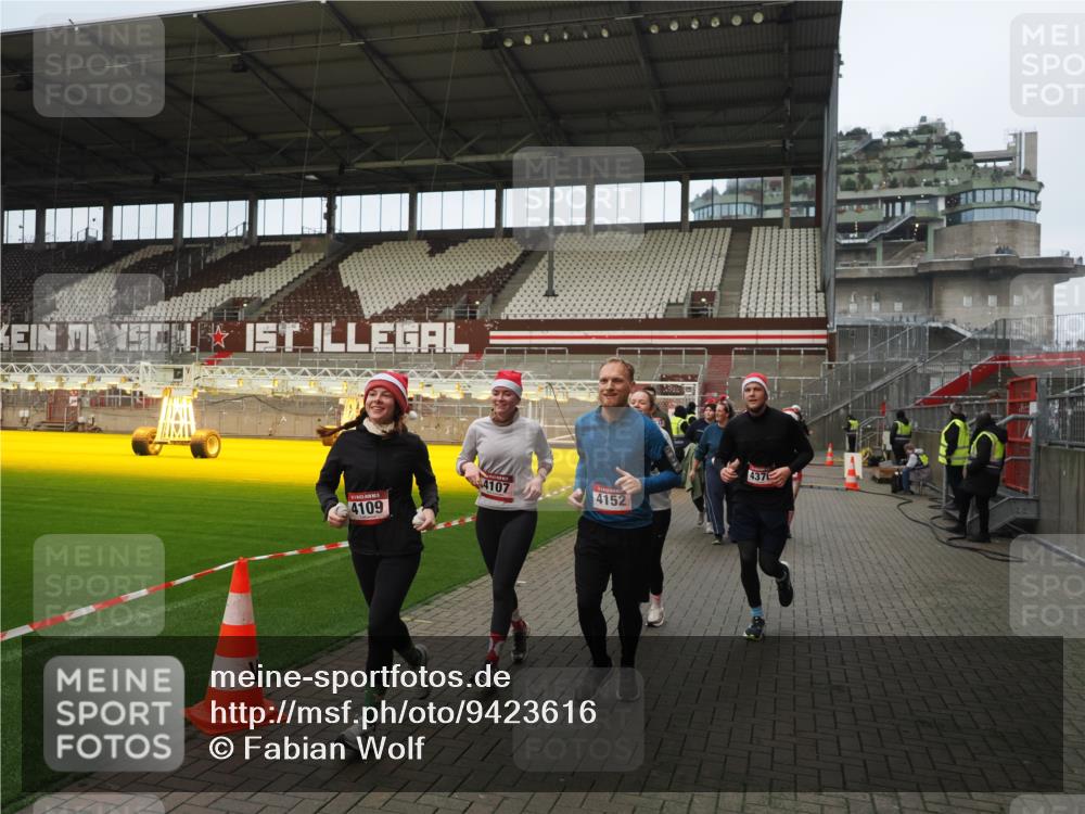 07.12.2025 - St. Pauli X-Mass-Run No. 15 Fabian Wolf http://msf.ph/oto/9423616 07.12.2025 12:01:59 Ziel 576, 926, 928, 933, 2411, 2539, 2868, 3869, 4102, 4107, 4109, 4142, 4156, 4253, 4369, 4370 meine-sportfotos.de