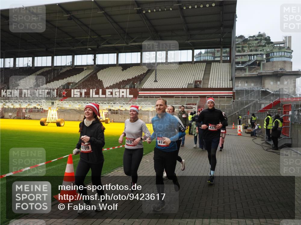 07.12.2025 - St. Pauli X-Mass-Run No. 15 Fabian Wolf http://msf.ph/oto/9423617 07.12.2025 12:01:59 Ziel 576, 926, 928, 933, 2411, 2539, 2868, 3869, 4102, 4107, 4109, 4142, 4156, 4253, 4369, 4370 meine-sportfotos.de