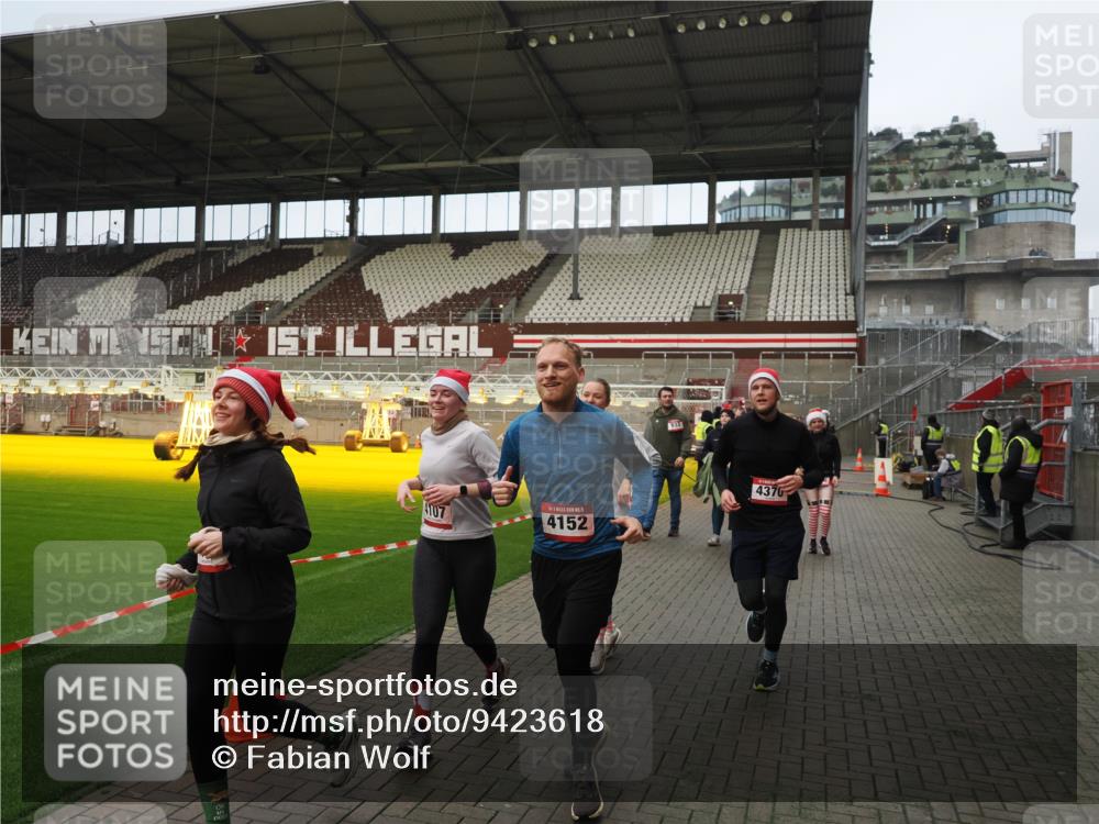 07.12.2025 - St. Pauli X-Mass-Run No. 15 Fabian Wolf http://msf.ph/oto/9423618 07.12.2025 12:02:00 Ziel 576, 926, 928, 933, 2411, 2539, 2868, 3869, 4102, 4107, 4109, 4142, 4156, 4253, 4369, 4370 meine-sportfotos.de