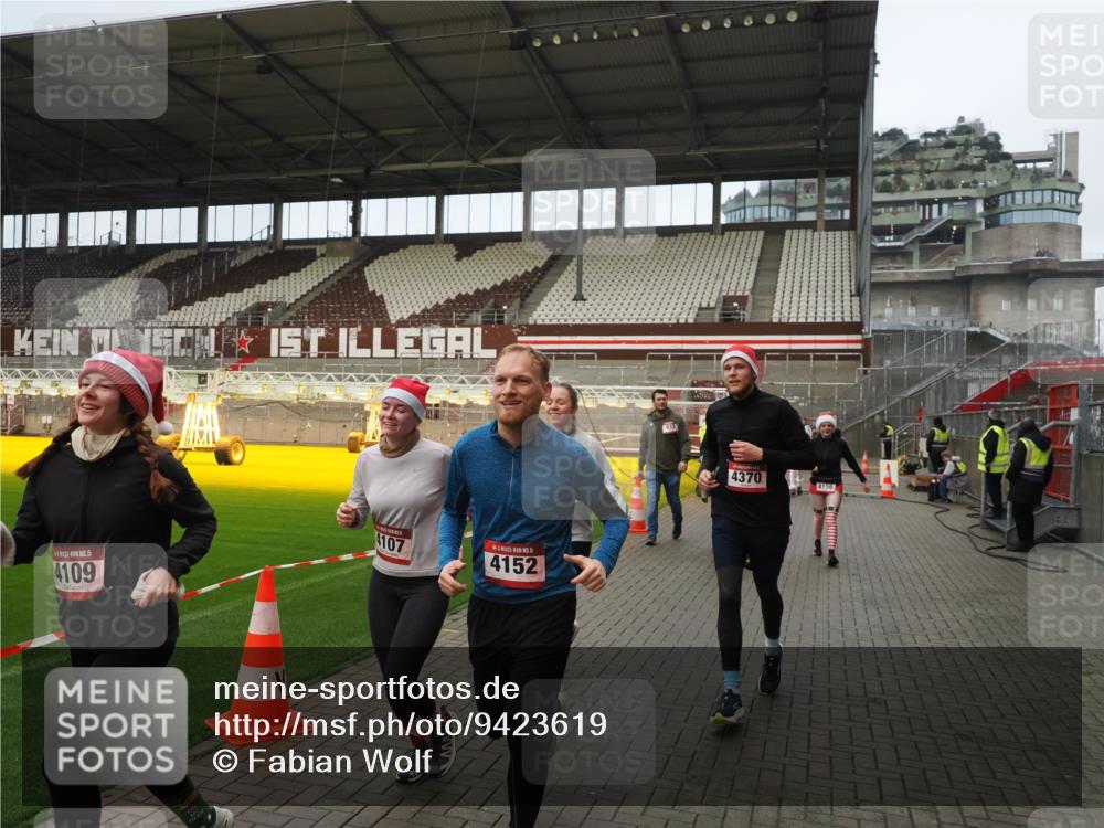 07.12.2025 - St. Pauli X-Mass-Run No. 15 Fabian Wolf http://msf.ph/oto/9423619 07.12.2025 12:02:00 Ziel 576, 926, 928, 933, 2411, 2539, 2868, 3869, 4102, 4107, 4109, 4142, 4156, 4253, 4369, 4370 meine-sportfotos.de