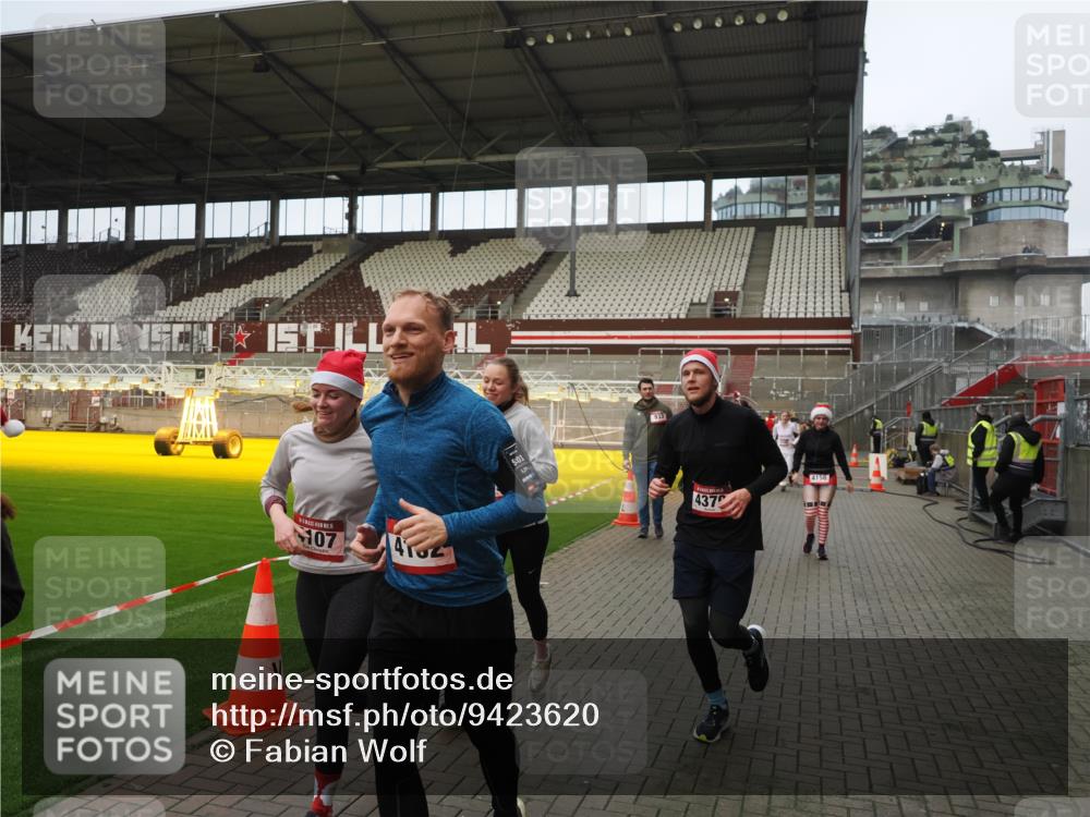 07.12.2025 - St. Pauli X-Mass-Run No. 15 Fabian Wolf http://msf.ph/oto/9423620 07.12.2025 12:02:00 Ziel 576, 926, 928, 933, 2411, 2539, 2868, 3869, 4102, 4107, 4109, 4142, 4156, 4253, 4369, 4370 meine-sportfotos.de
