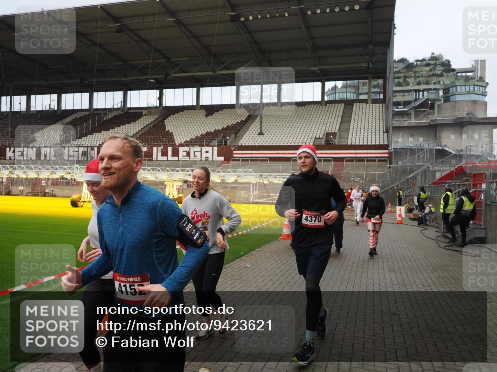 07.12.2025 - St. Pauli X-Mass-Run No. 15 Fabian Wolf http://msf.ph/oto/9423621 07.12.2025 12:02:00 Ziel 576, 926, 928, 933, 2411, 2539, 2868, 3869, 4102, 4107, 4109, 4142, 4156, 4253, 4369, 4370 meine-sportfotos.de