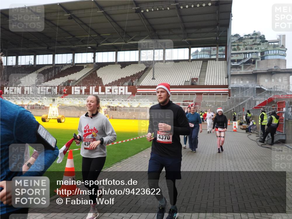 07.12.2025 - St. Pauli X-Mass-Run No. 15 Fabian Wolf http://msf.ph/oto/9423622 07.12.2025 12:02:00 Ziel 576, 926, 928, 933, 2411, 2539, 2868, 3869, 4102, 4107, 4109, 4142, 4156, 4253, 4369, 4370 meine-sportfotos.de