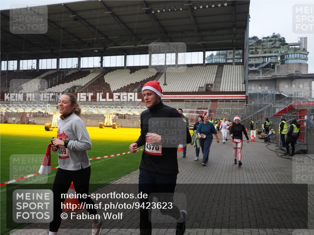 07.12.2025 - St. Pauli X-Mass-Run No. 15 Fabian Wolf http://msf.ph/oto/9423623 07.12.2025 12:02:01 Ziel 576, 926, 928, 933, 2411, 2539, 2868, 3869, 4102, 4107, 4109, 4142, 4156, 4253, 4369, 4370 meine-sportfotos.de