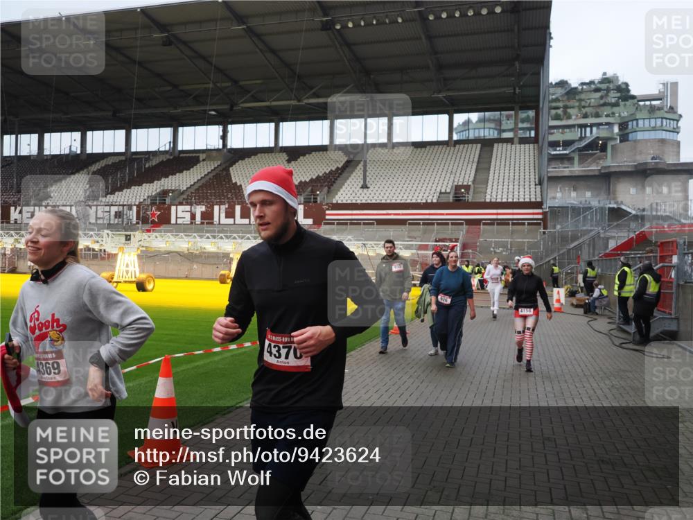 07.12.2025 - St. Pauli X-Mass-Run No. 15 Fabian Wolf http://msf.ph/oto/9423624 07.12.2025 12:02:01 Ziel 576, 926, 928, 933, 2411, 2539, 2868, 3869, 4102, 4107, 4109, 4142, 4156, 4253, 4369, 4370 meine-sportfotos.de
