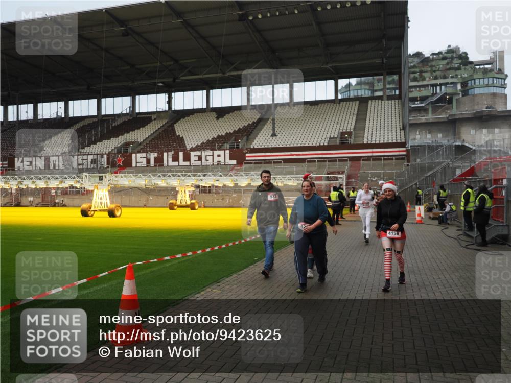 07.12.2025 - St. Pauli X-Mass-Run No. 15 Fabian Wolf http://msf.ph/oto/9423625 07.12.2025 12:02:02 Ziel 576, 926, 928, 933, 2411, 2539, 2868, 3869, 4102, 4107, 4109, 4142, 4156, 4253, 4369, 4370 meine-sportfotos.de