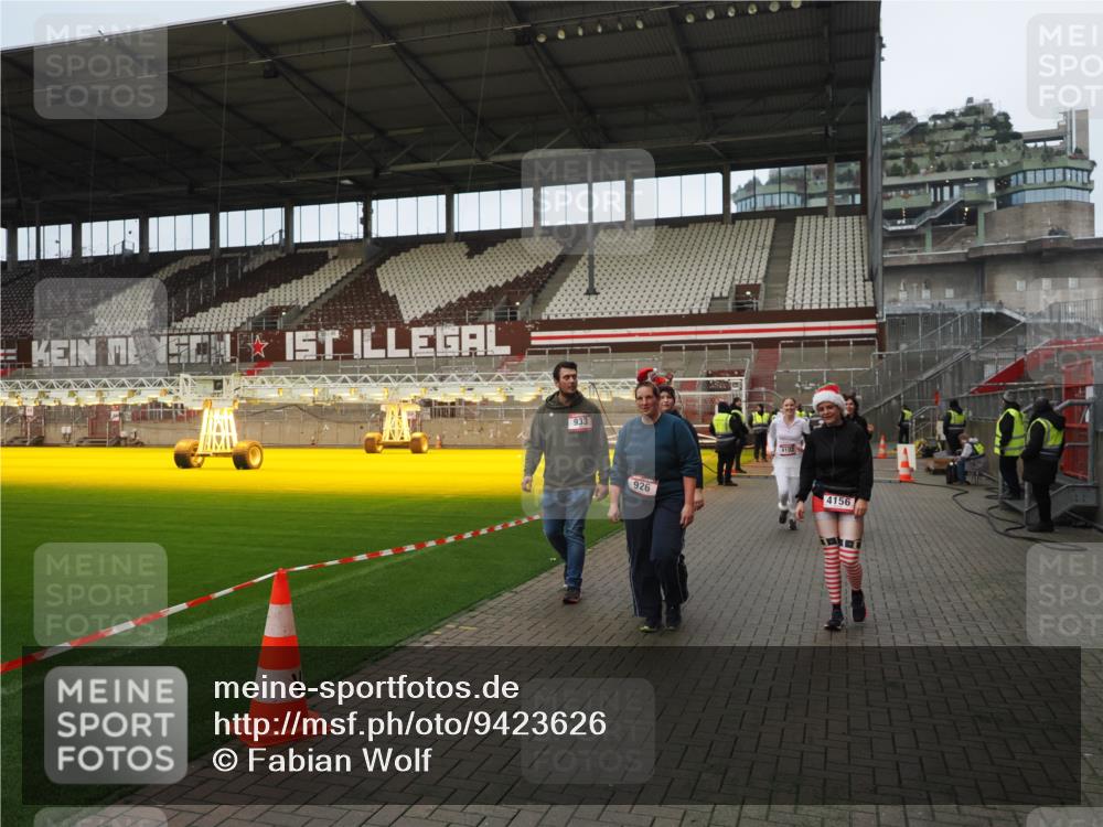 07.12.2025 - St. Pauli X-Mass-Run No. 15 Fabian Wolf http://msf.ph/oto/9423626 07.12.2025 12:02:02 Ziel 576, 926, 928, 933, 2411, 2539, 2868, 3869, 4102, 4107, 4109, 4142, 4156, 4253, 4369, 4370 meine-sportfotos.de